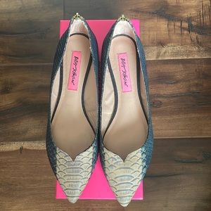 Beautiful Betsy Johnson flats. Size 8 very stylish. Very cute!